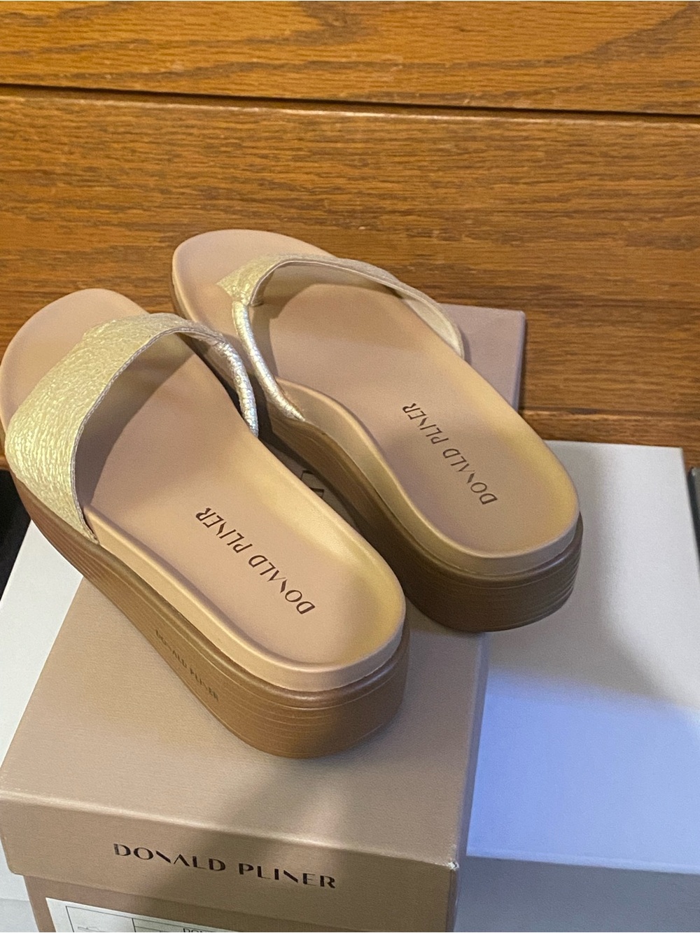 Donald J. Pliner Metallic Gold Wedge Thong Sandals Sz 8 - Picture 4 of 8